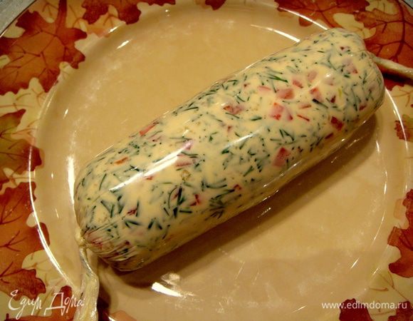 Свернем плотную трубочку и уберем на 10-15 минут в морозилку.