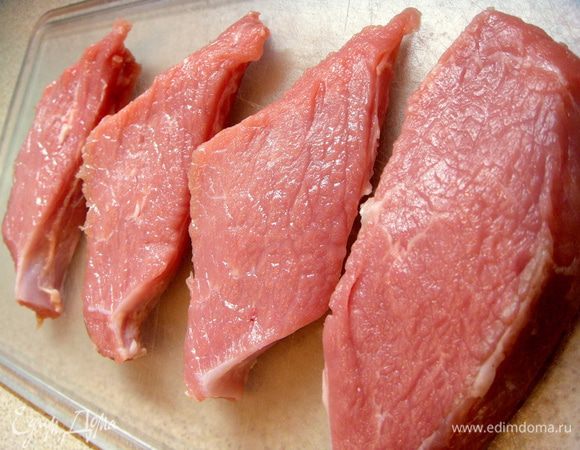 Теперь возьмемся за мясо. Вымоем, высушим и нарежем ломтики толщиной 1,5 см.