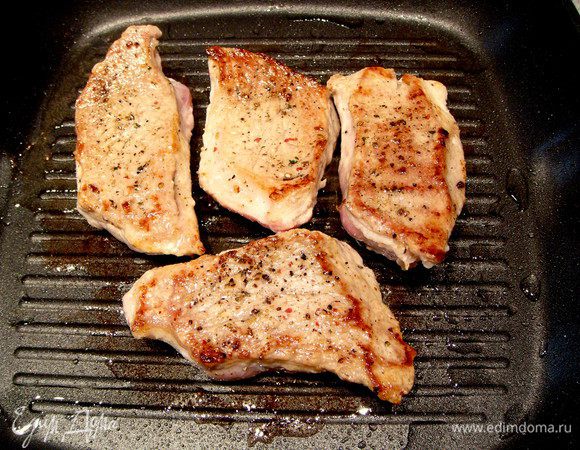 Выложим на хорошо разогретую сковороду, смазанную оливковым маслом. Не трогаем их в течение 4 минут. Затем переворачиваем и жарим также 4 минуты.