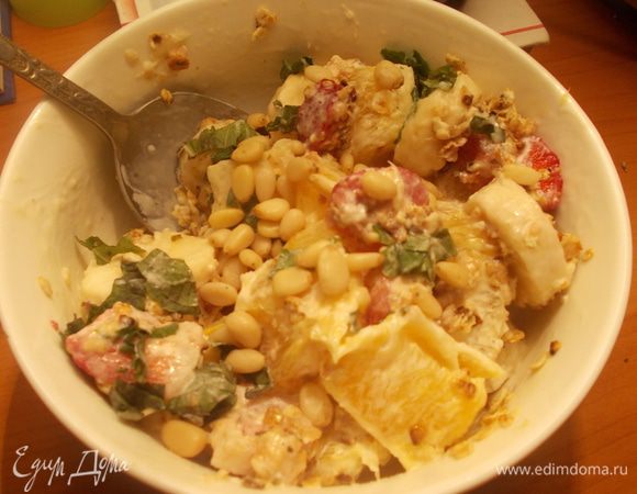 Овсяные хлопья слегка обжарить на сухой сковороде. Мандарины очистить от кожуры и пленок разделить на дольки. Банан нарезать кружками. у меня ещё одна ягода клубники была,ее я тоже порезала.Выложить фрукты в салатник посыпать хлопьями,заправить медом,полить сливками и присыпать мятой и орешками.