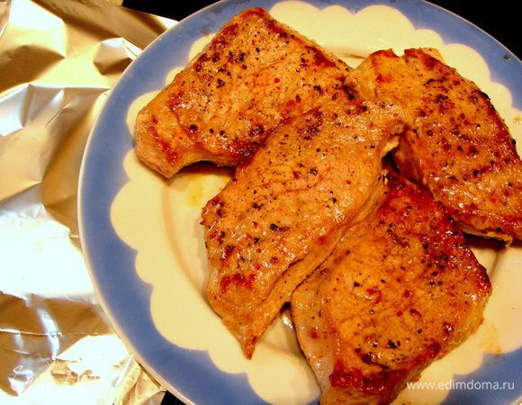 Далее в рецепте был совет: "Ломтик телятины толщиной 1,5 см, вне всякого сомнения, за 8 минут прожарится до состояния "medium rare", то есть будет совершенно готов по всему своему объему, кроме розоватой полоски посередине. Если опасаетесь, что мясо недостаточно готово, не жарьте его дольше указанного времени (оно станет слишком жестким), а переложите на теплую тарелку и накройте фольгой. Через 2-3 минуты мясо "дойдет". Я этим советом и воспользовалась.