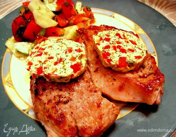 После 3-5 минут нахождения мяса под фольгой, я выложила его на тарелку. Сверху положила кругляшек цветного масла и подала на стол. На гарнир приготовила салат из свежих овощей. Вкусно-о-о-о!