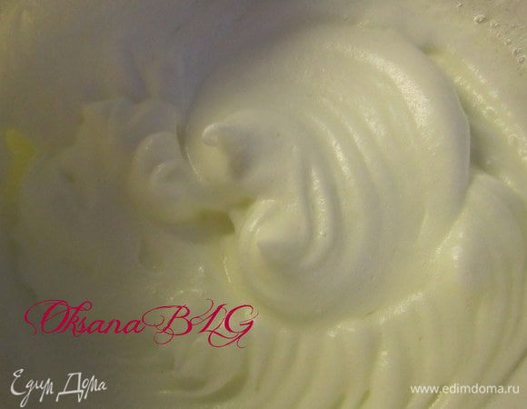 Белки, комнатной температуры, взбить в пену. Добавить сахар, взбивать до плотных пиков.