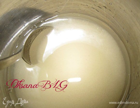 Кофейный крем:
В небольшой кастрюльке, смешать сахар. воду, ванилин. Поставить на огонь.