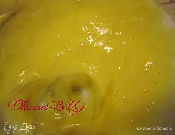 Взбивая яйца, тоненькой струйкой влить готовую карамель. Взбивать до атласной массы.