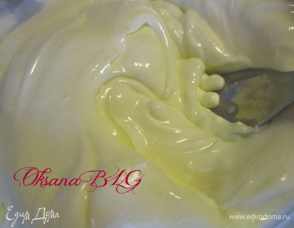 Масло немного взбить вилкой.