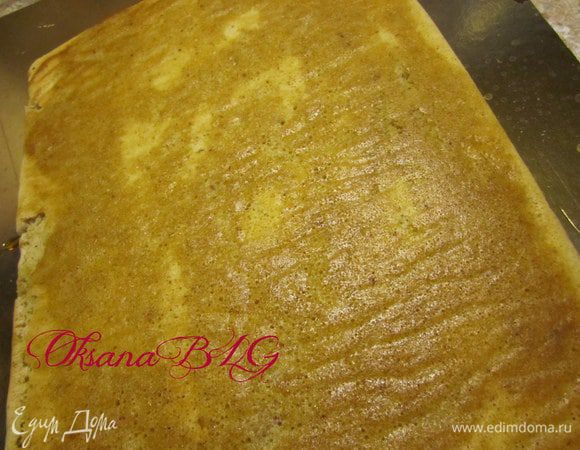 Собираем торт. Корж положить на блюдо. пропитать 2-3  ст.л. кофейного сиропа.