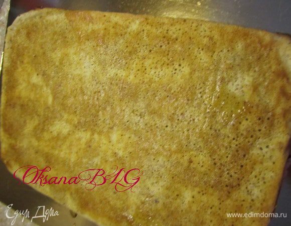 Накрыть вторым коржом, пропитать кофейным сиропом. 