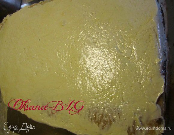 Покрыть третьим коржом, пропитать кофейным сиропом. Нанести оставшийся кофейный крем. Хорошо разровнять. Поставить на 15-20 минут в холодильник.