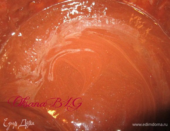 Приготовить глазурь. Масло растопить, добавить шоколад, перемешать. Охладить. Чтобы глазурь не была очень горячей.