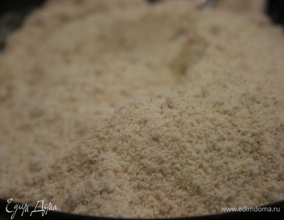 Орехи перетереть в муку в блендере, смешать с мукой. 