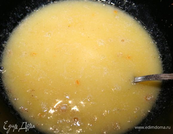 Венчиком взбить масло сахарной пудрой. Добавить апельсиновую цедру. 