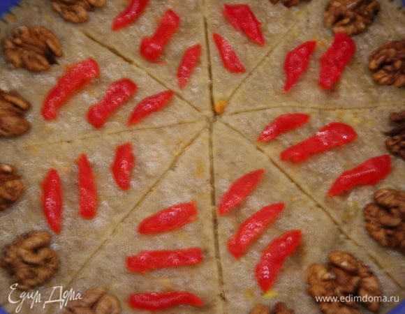 Духовку разогреть до 150С. Выложить тесто в форму, разровнять. Разметить ножом шортбред на 8 частей. Сверху выложить дольки мароканского апельсина. 