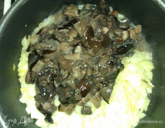 Грибы (если свежие или свежемороженые) отварить до готовности, оставить бульон 2 стакана. Он нам понадобится для гречки.
Грибы порезать (при необходимости) на кусочки ( размер по желанию) У меня были в основном шляпки средних маслят, поэтому я их "четвертовала".
Лук нашинковать (размер по вкусу), обжарить до золотистого цвета.
Далее продолжить тушить лук вместе с грибами.