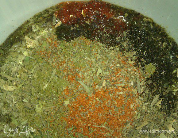 Гречку промыть, просушить, избавиться от "инородных" включений в крупе, если таковые имеются.

Травы и специи смешать в грибном бульоне.