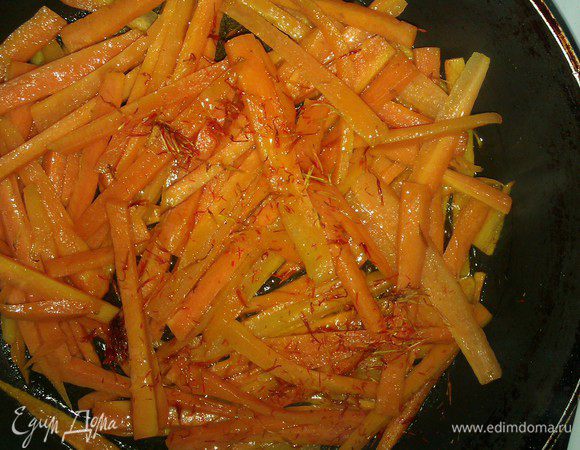 Морковь (и болгарский перец, к сож. у меня не было. Обычно я его использую) порезать тонкими ломтиками. 
На растительном масле обжарить с щепоткой шафрана. До красивой корочки. Затем добавить немного водички и потушить до полуготовности.