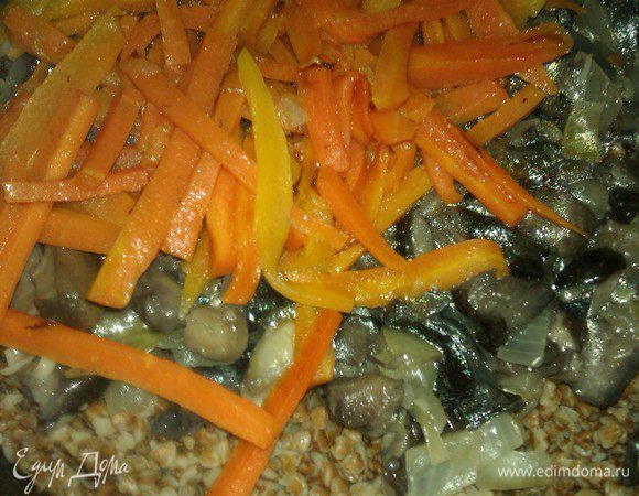 Гречку с солью прокалить на сковороде или в сотейнике, постоянно помешивая. Минут 5.
Затем залить грибным бульоном с травами и специями, закрыть крышкой. На медленном огне готовить минут 10.
Затем открыть крышку, выложить на гречку грибы с луком, сверху морковь. Добавить 3/4 чашки бульона (если остался) или воды, снова закрыть крышкой и готовить еще минут 10.