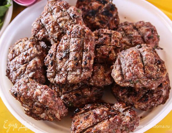 Формируем котлетки и выкладываем на сеточку(если готовить на природе) Обжариваем с двух сторон.