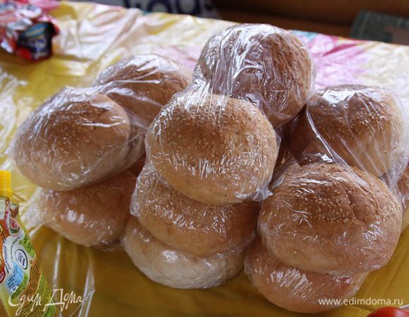 Берем булочки и фотназируем на тему гамбургера. 