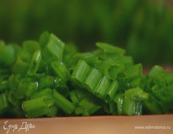 Шнитт-лук измельчить.