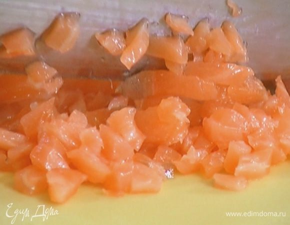 Слабосоленую семгу очень мелко порубить.