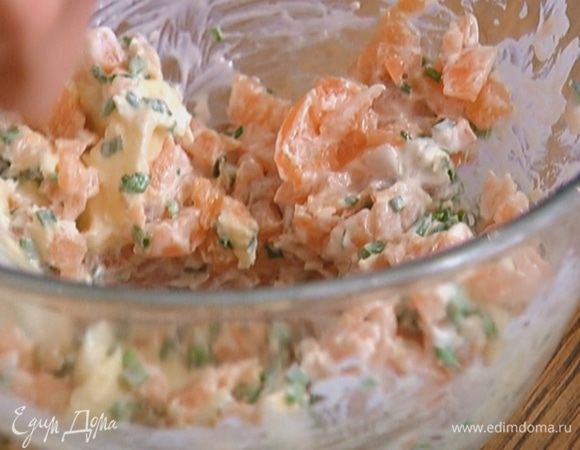 Перемешать нарубленную семгу с предварительно размягченным сливочным маслом, сметаной и шнитт-луком в однородную массу.