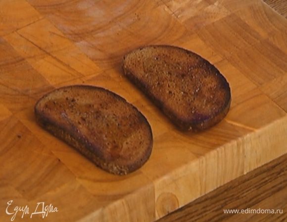 Хлеб подсушить в тостере и сбрызнуть оливковым маслом.