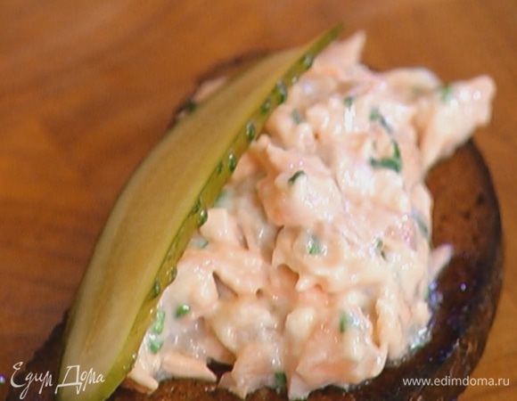 На каждый кусок хлеба выложить начинку из семги, сверху поместить полоски огурца.