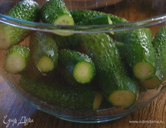 Огурцы промыть, срезать кончики, поместить в стеклянную или эмалированную емкость.