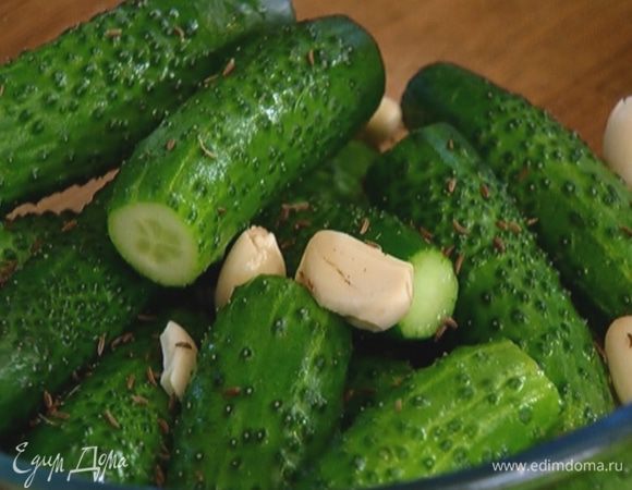 Чеснок раздавить плоской стороной ножа и отправить к огурцам.