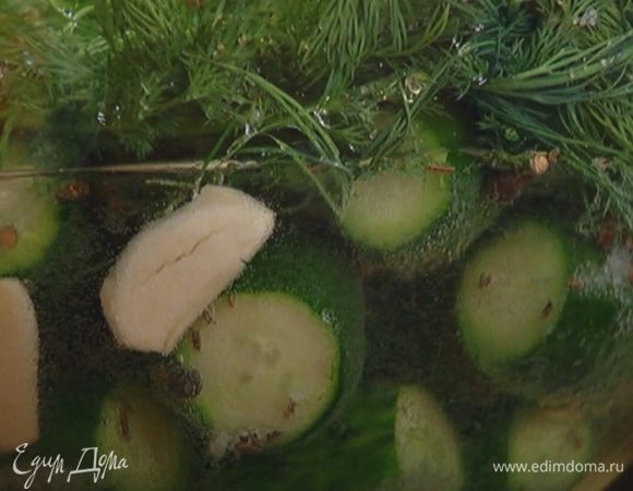 Добавить пучок укропа, душистый перец, гвоздику, тмин, кориандр, пеперончино, лавровые листья, влить уксус, всыпать сахар и соль, залить все газированной водой.