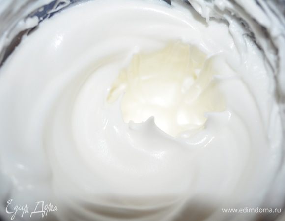 Белки взбить до мягких пиков с щеп соли, постепенооть добавить половину сах пудры, взбивать на высокой скорости до жестких пиков...