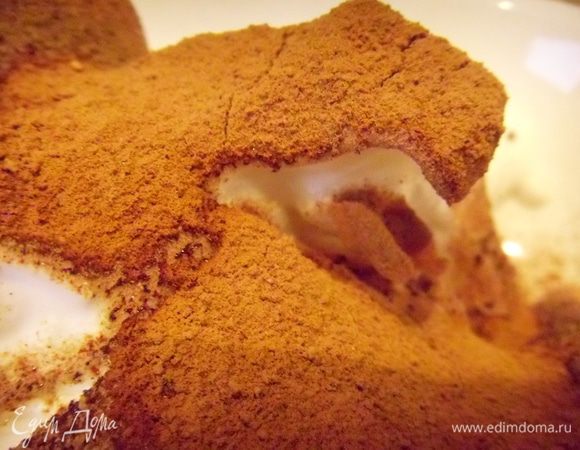 Выложить белок в глубокую миску, просеять на него сухие ингредиенты...