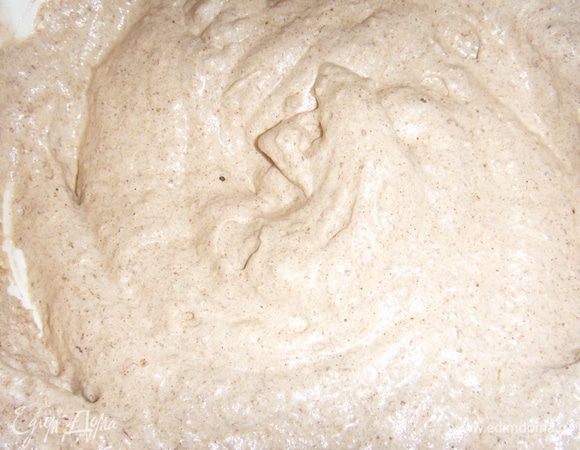 Очень аккуратно лопаточкой сверху вниз перемешать, вращая миску против часовой стрелки...