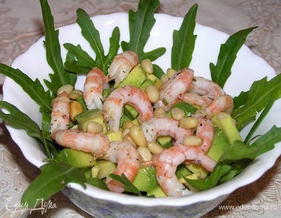 Сделать заправку, смешав все ингредиенты, затем полить салат. Сверху посыпать кедровыми орехами.