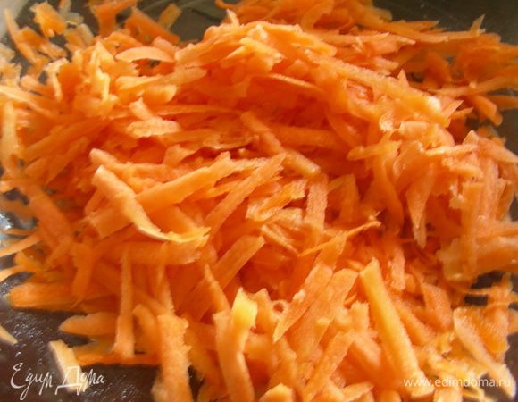 Морковь трем на крупной терке.
