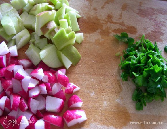 Редис, лук и яблоко режем небольшими кубиками. Петрушку рубим.

