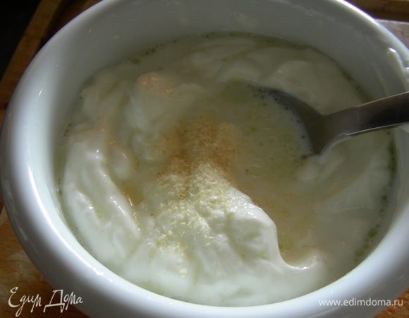 Для заправки смешиваем творог, молоко, растительное масло, соль (конечно, заправку можно делать и из иогурта, сметаны или майонеза).
