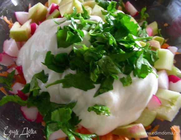 Овощи перемешиваем и заправляем наш салат.

