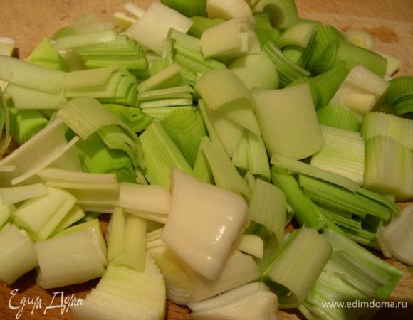 С тунца сливаем сок или масло, вилкой разминаем его на небольшие кусочки. Лук-порей режем небольшими колечками, выкладываем на сковороду и тушим минут 5-7 на небольшом огне, добавив немного воды. Конечно, можно его и на масле обжарить, но мне в данном случае больше нравится без него. Надо, чтобы лук стал мягкий, но не разварился в кашу. Даем ему остыть.
