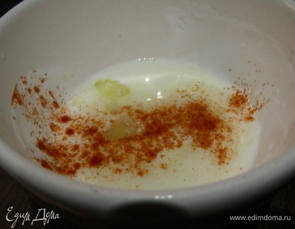 Для заправки смешиваем творог, сливки, лимонный сок, паприку. 
