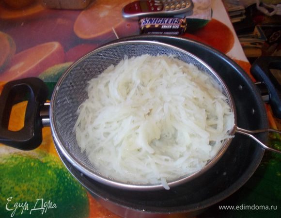 Картофель натереть на крупной терке, бросить в кипящую воду, проварить 2–3 минуты. Откинуть на дуршлаг, дать воде стечь.Добавить немного панировочных сухарей,посолить и перемешать.
