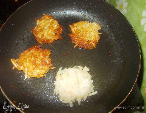 В сковороде разогреть 1 столовую ложку сливочного масла, выложить картофель, разровнять. Жарить под крышкой на медленном огне 6–8 минут. Лепешку аккуратно перевернуть на другую сторону.