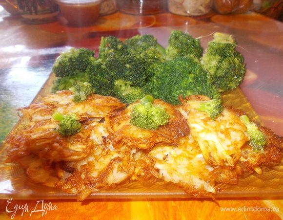 В сковороде вок раскалить растительное масло, добавить соли и мелко нарубленного имбиря и обжарить в масле  брокколи в течение 3-5минут,затем добавить сахар, куриный бульон и устричный соус, перемешать и тушить брокколи в соусе еще минуту.Выложить на блюдо брокколи и лепешки картофельные и подавать.Вот такой вот обед.Приятного аппетита!