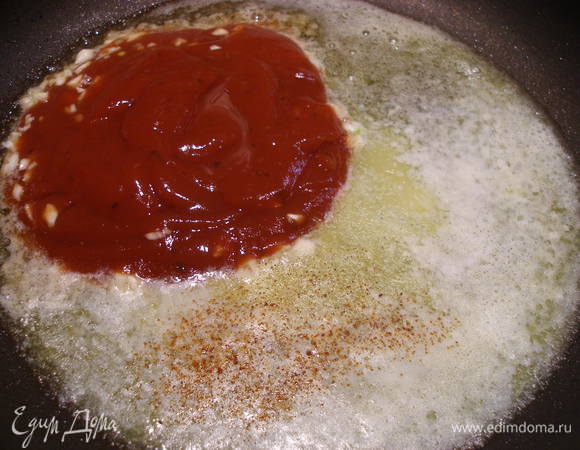 Острый соус и сливочное масло подогреть на сковороде, пока масло не растает. Я еще чеснок измельченный добавляю, но это опционально.