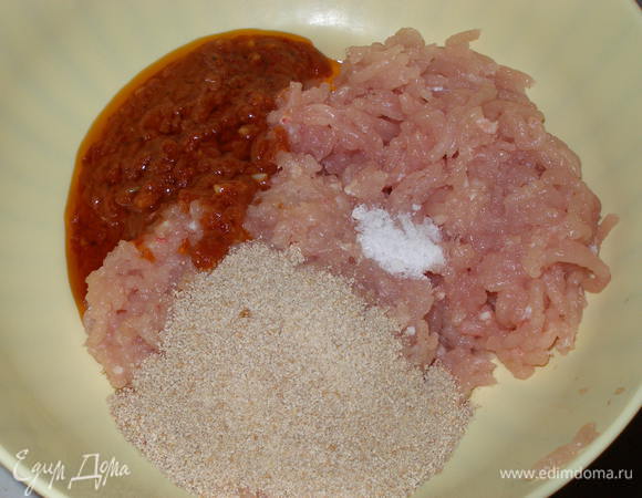 Смешать все ингредиенты, кроме растительного масла. Маслом надо смазать форму, в которой будем запекать фрикадельки.