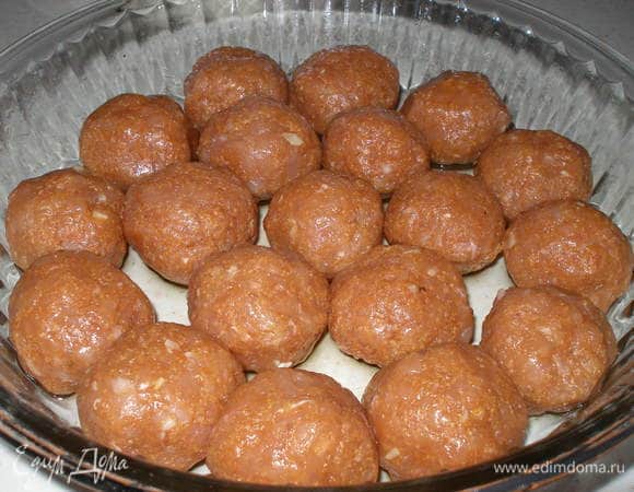 Формировать фрикадельки, выкладывать в форму. Можно еще сверху смазать острым соусом. Запекать при 220С в течение 15-20мин.