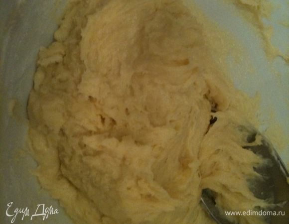 Сливочное масло растопить. Муку смешать с пудрой, разрыхлителем, добавить масло, сметану и яйца. Замесить тесто. Месить ложкой, так как тесто получается достаточно мягким...