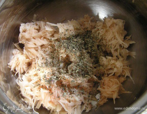 Картошку очистить, натереть на средней терке, добавить базилик, перемешать,