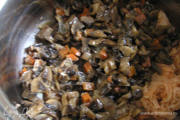 добавить приготовленные грибы, растительное масло и перемешать.